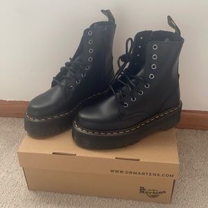 Black platform dr. Martens